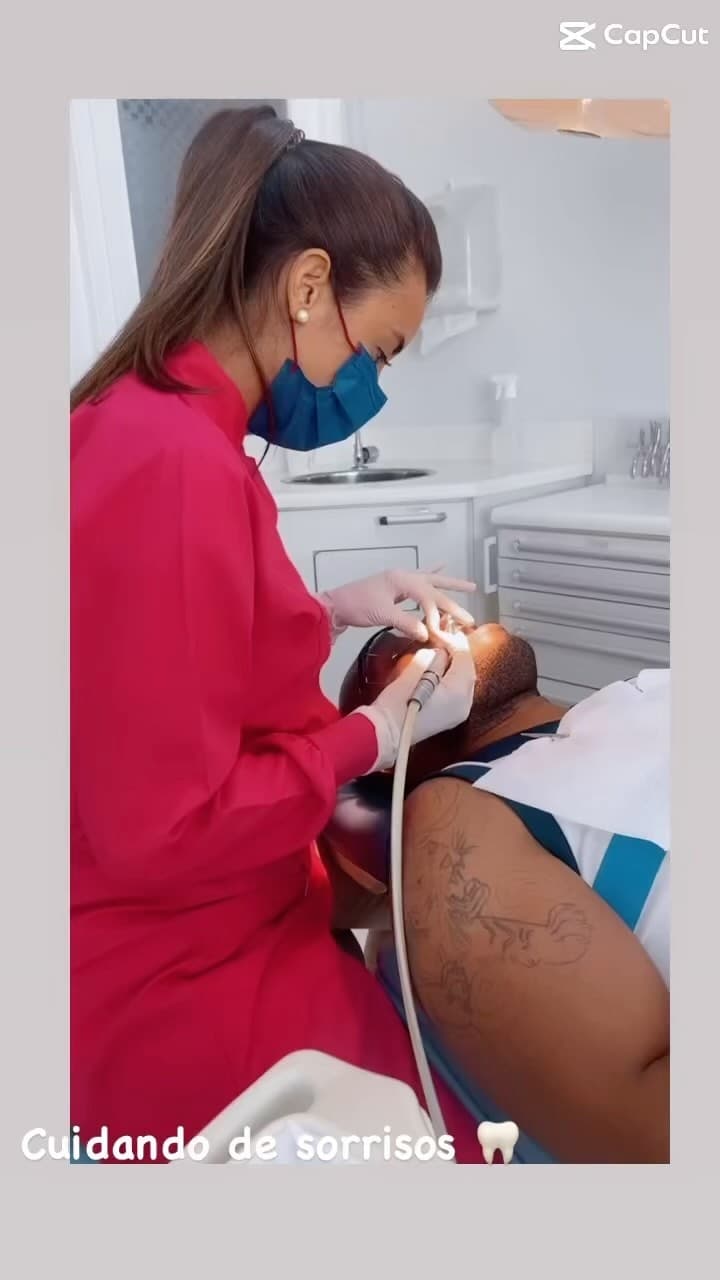 Dra. Marliéria atendendo um paciente na cadeira