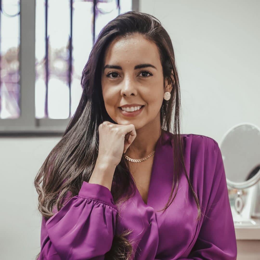Dra. Marliéria Martins sorrindo no consultório